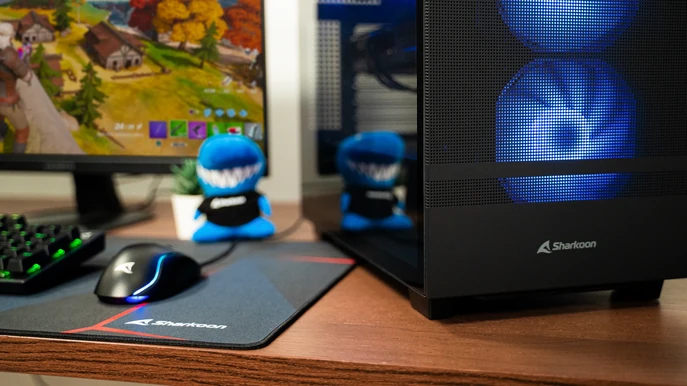 ALTERNATE Gamer Starter pc met blauwe LED-verlichting op gamingbureau