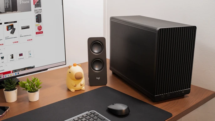 ALTERNATE Home Basic pc op bureau naast monitor, toetsenbord en muis