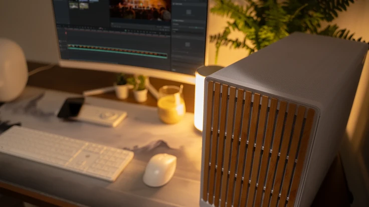 ALTERNATE Home Deluxe pc met houten accenten op stijlvol bureau bij avondlicht