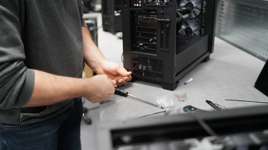 ALTERNATE technicus assembleert een desktop pc met schroevendraaier