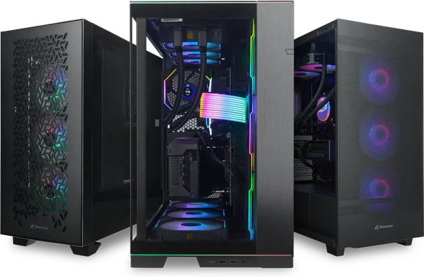 Drie ALTERNATE gaming pc's met glazen zijpanelen en RGB-verlichting