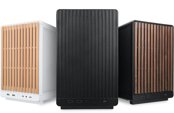 Drie compacte ALTERNATE Home desktop pc's met houten en zwarte behuizingen