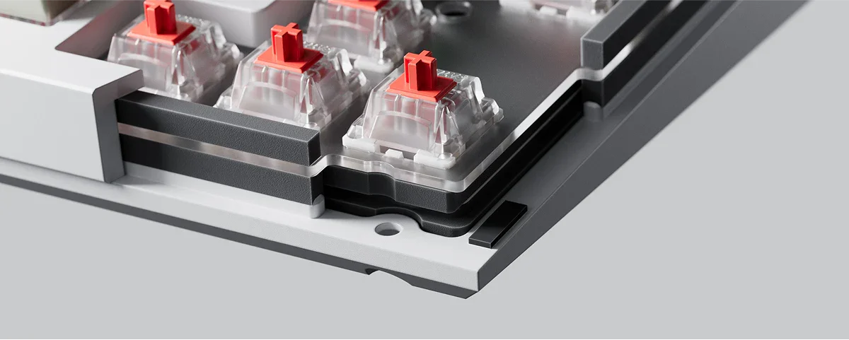 Close-up van Keychron rode mechanische switches gemonteerd in een zilveren hot-swap toetsenbordbasis