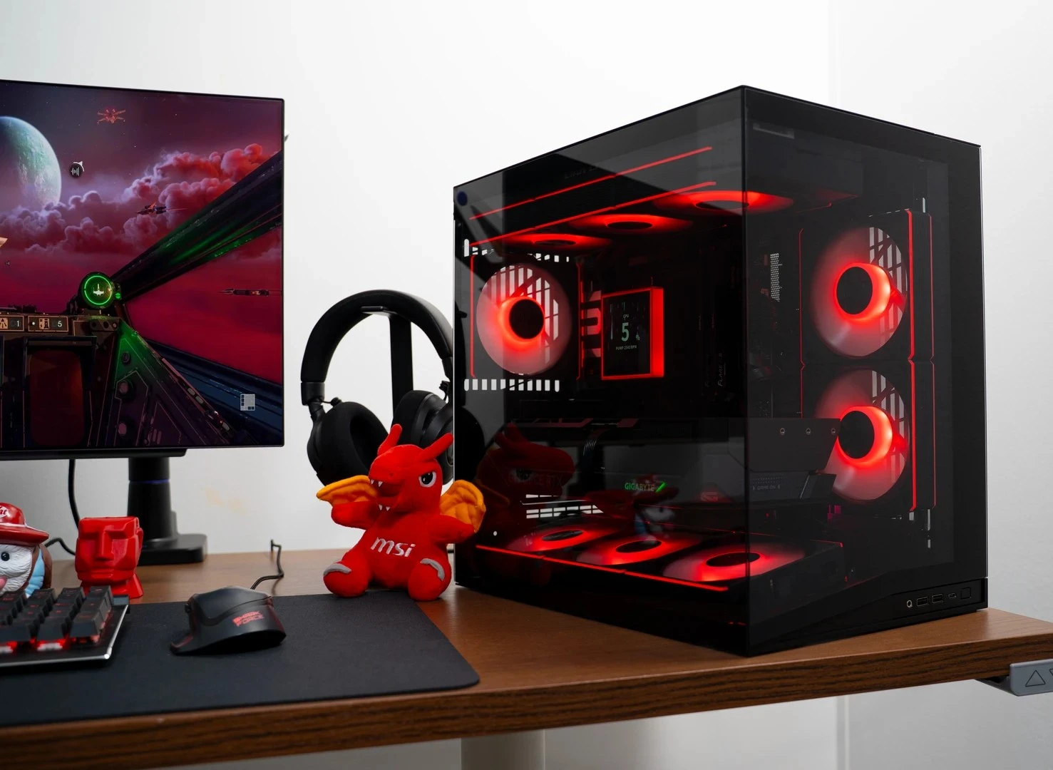 Gaming pc met glazen zijpaneel en rode RGB-verlichting