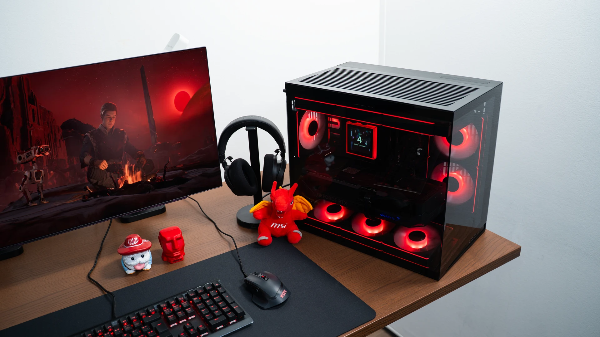 High-end gaming pc met glazen zijpaneel en rode RGB-verlichting