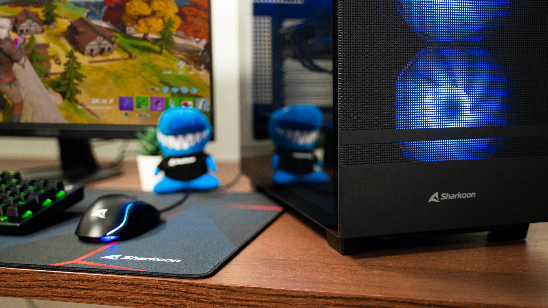 Zwarte gaming pc met drie blauwe frontventilatoren