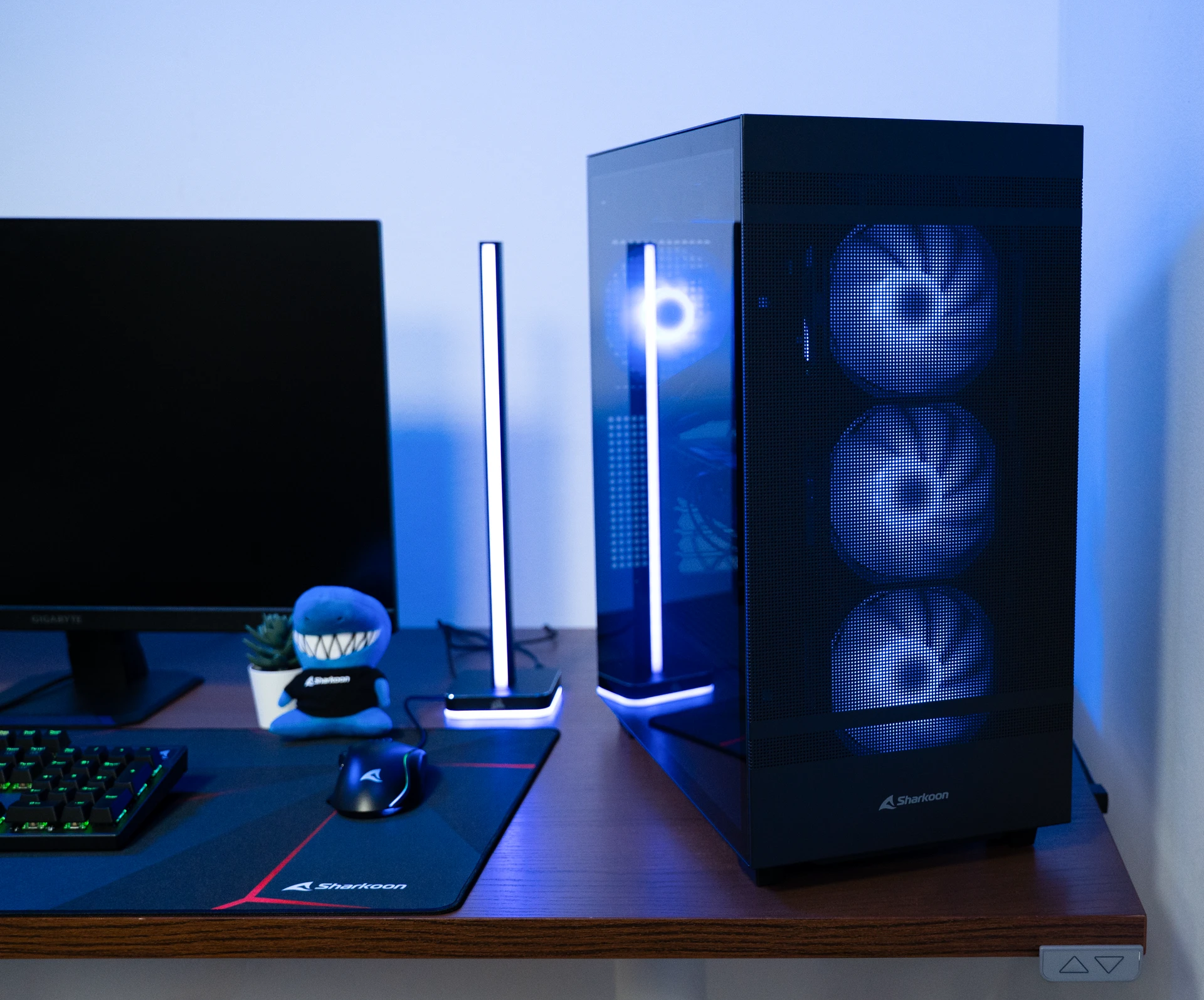 Zwarte gaming pc met blauwe RGB-ventilatoren op bureau