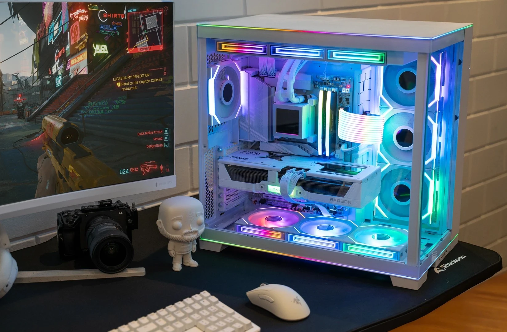 Witte high-end gaming pc met glazen behuizing en RGB-verlichting