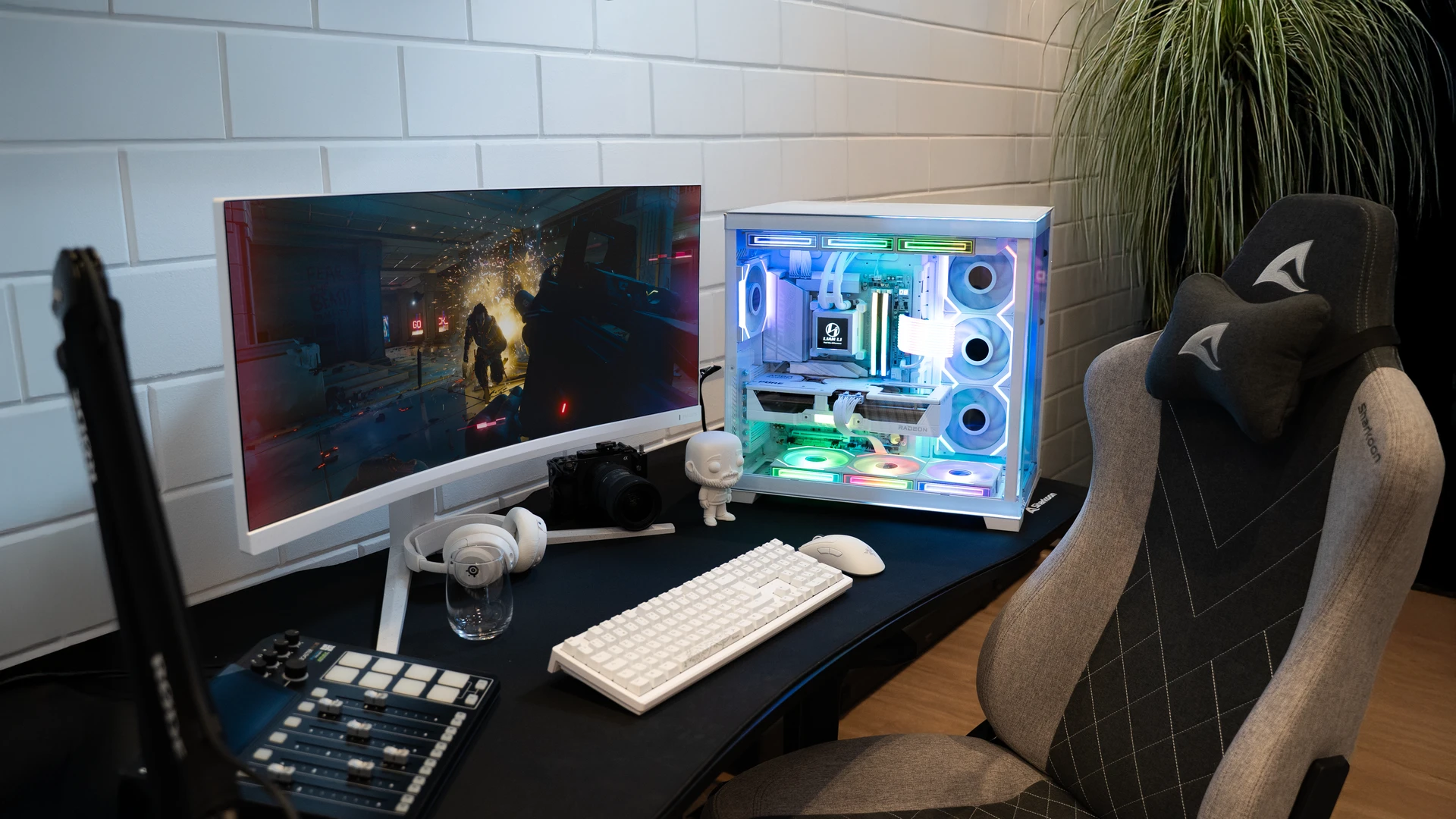 Witte gaming pc met RGB-verlichting in complete gaming setup