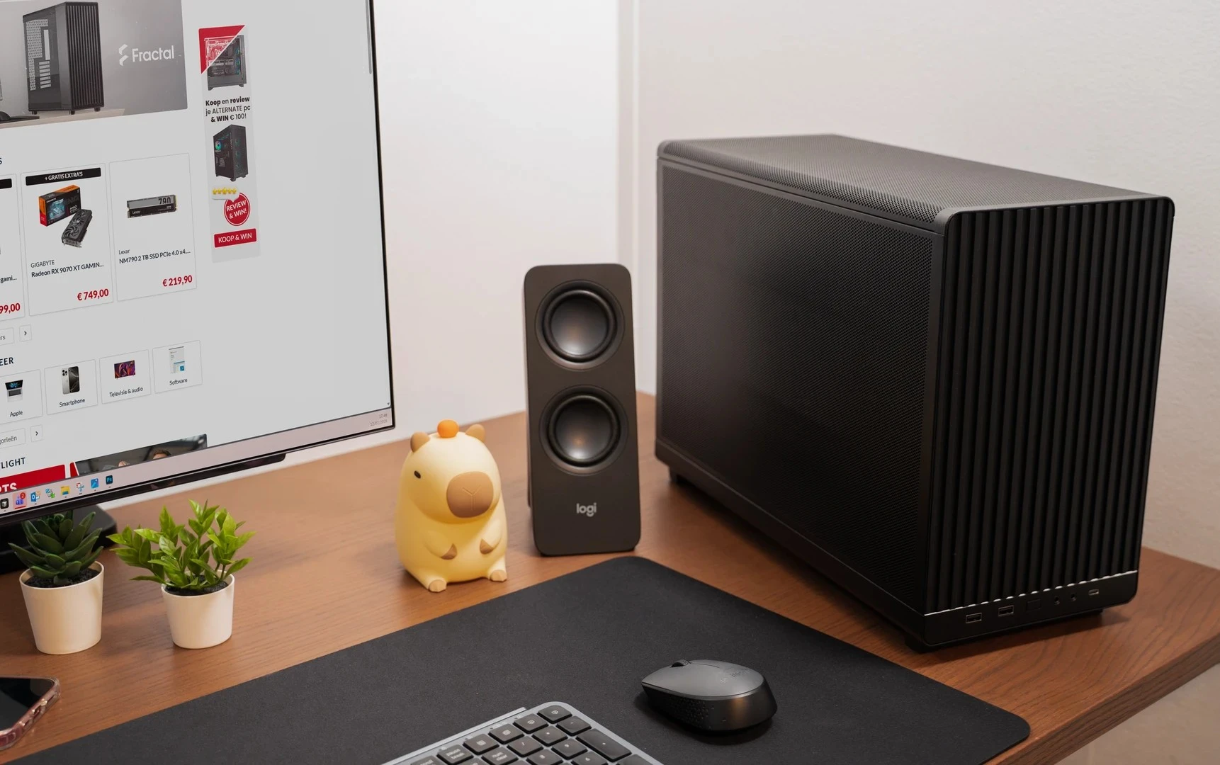 Compacte zwarte pc met houten frontpaneel op bureau