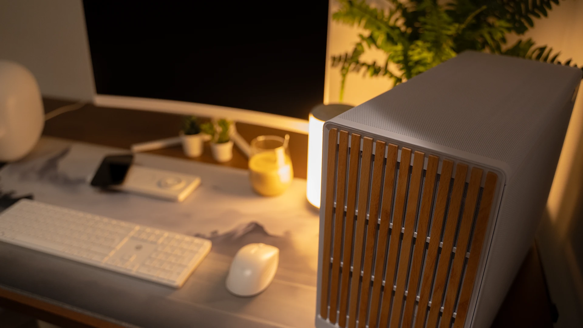 Zwarte gaming pc met blauwe RGB-ventilatoren op bureau