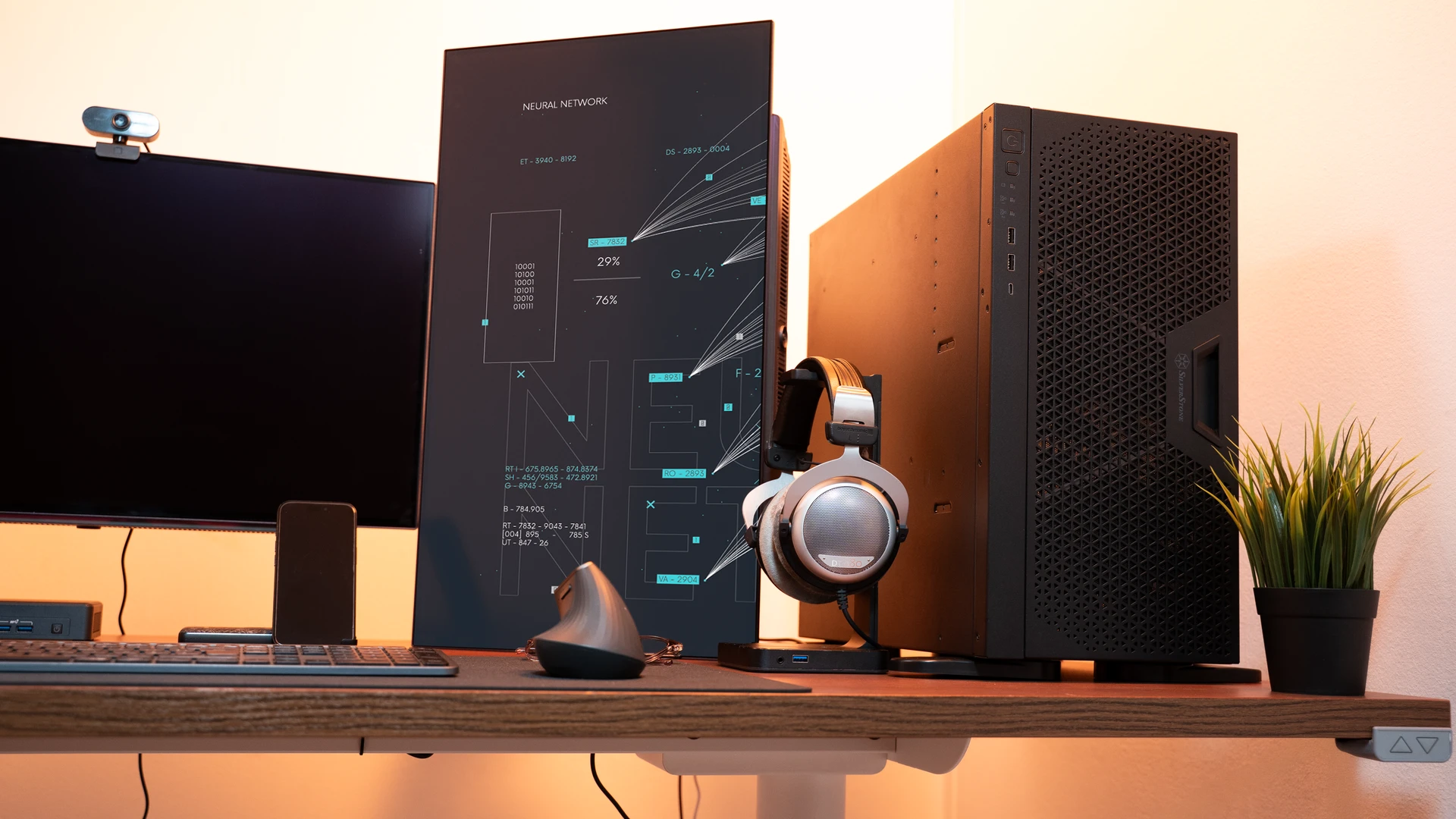 Witte gaming pc met RGB-verlichting in complete gaming setup