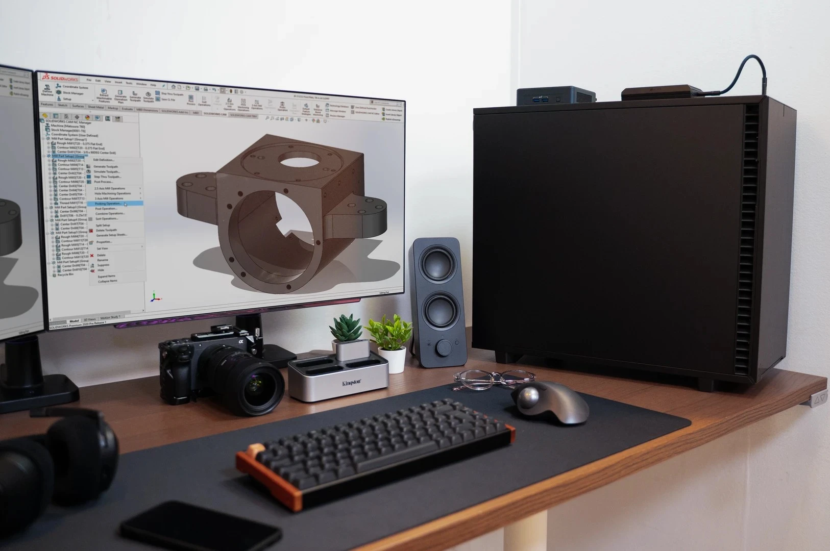 Zwarte gaming pc met drie blauwe frontventilatoren