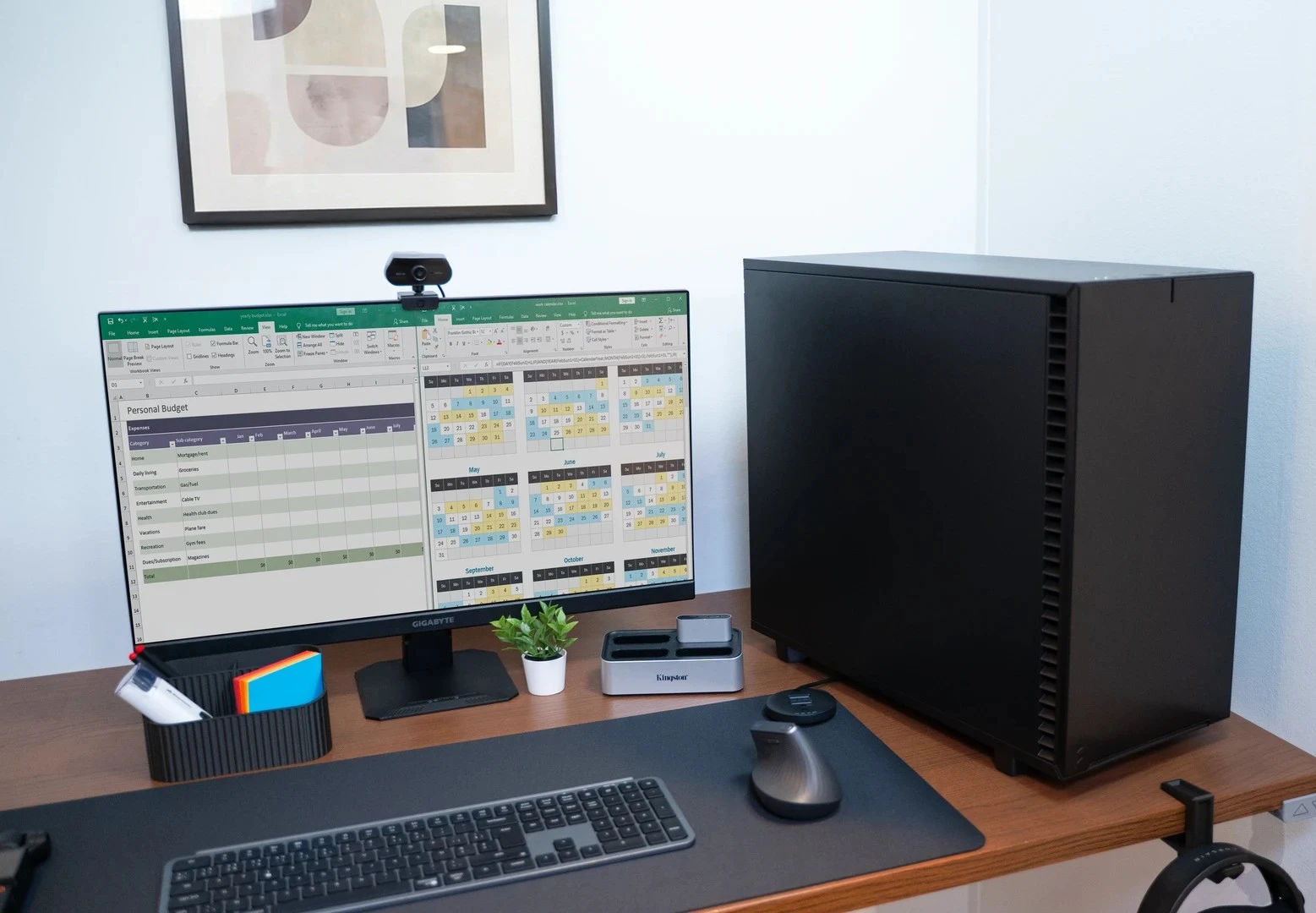 Compacte zwarte pc met houten frontpaneel op bureau