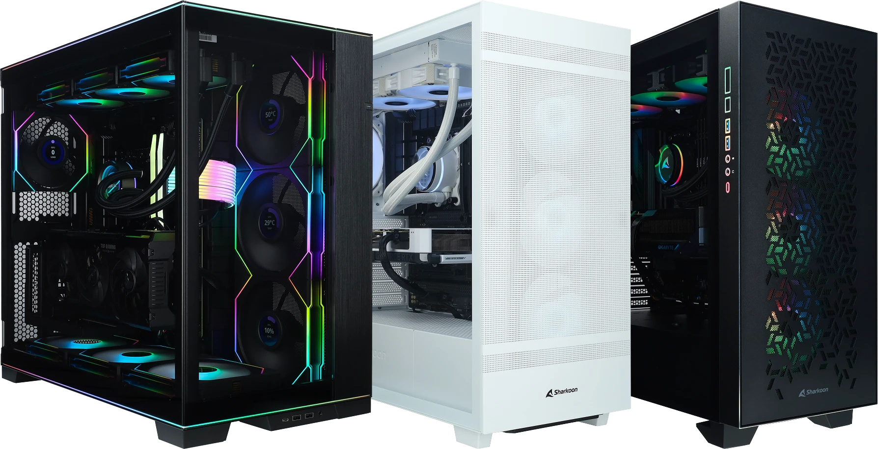 Drie gaming desktop pc's naast elkaar met glazen zijpanelen en RGB-verlichting; links en rechts zwarte behuizingen, in het midden een witte behuizing met zichtbare interne componenten.